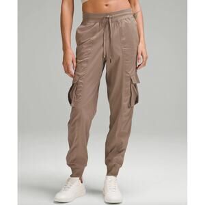 NWT Dance Studio Relaxed-Fit Mid-Rise Cargo Jogger In Taupetastic
